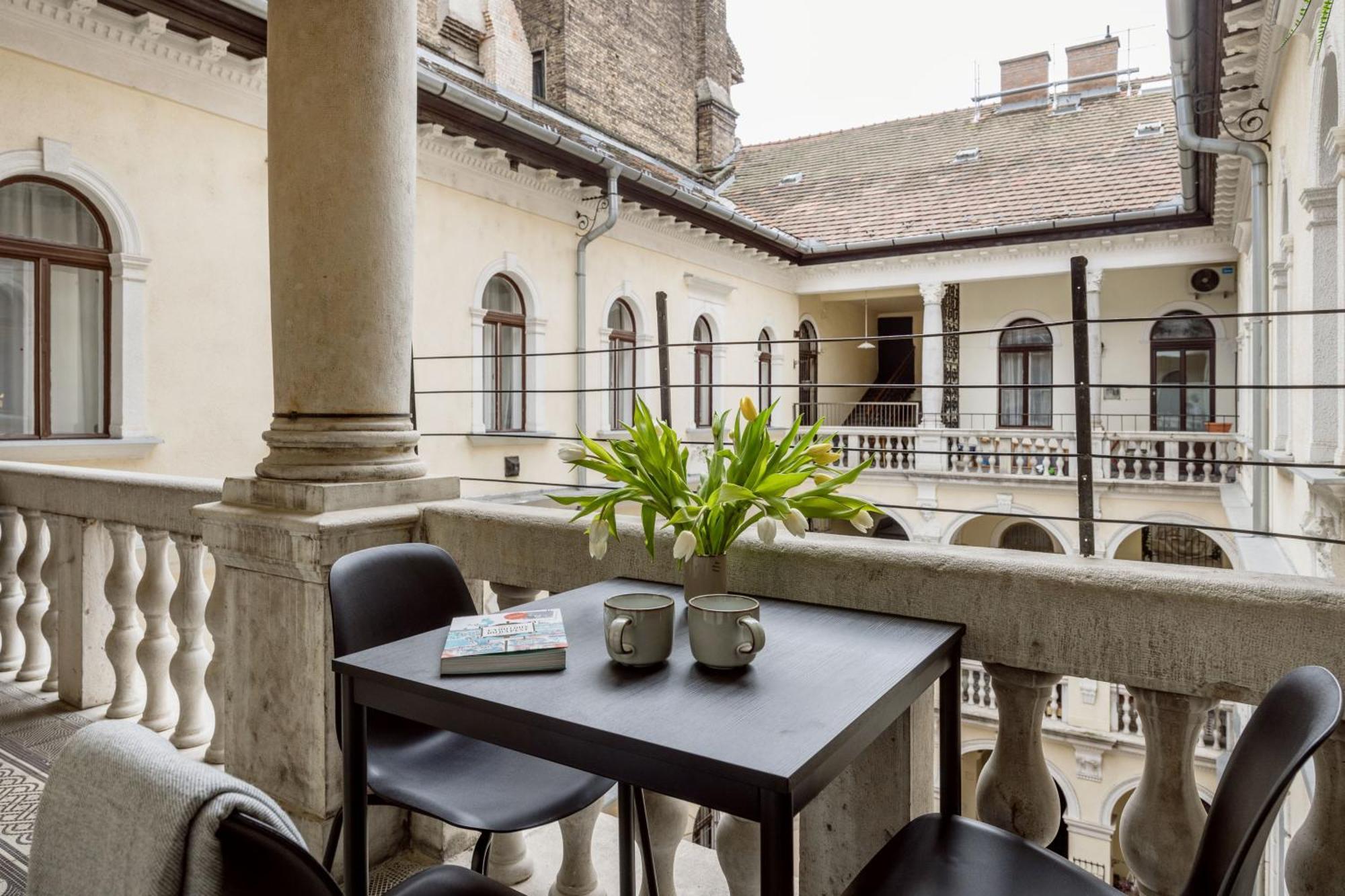Sleek Downtown Living Apartment Budapest Bagian luar foto